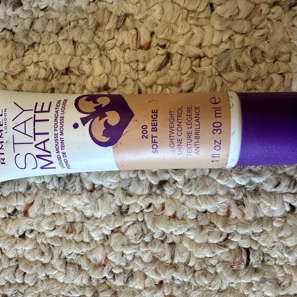 Rimmel London Stay Matte Liquid Mousse Foundation 200 Soft Beige Liquid 1 oz NEW - Picture 3 of 6